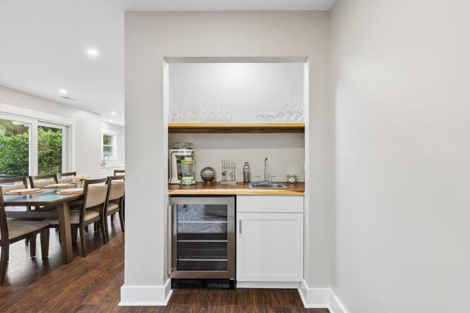 Dining area, minibar, pet friendly