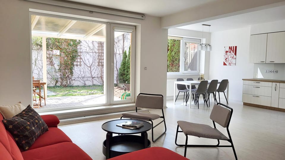 Kitchen or kitchenette, Living room, Seating area, Dining area
