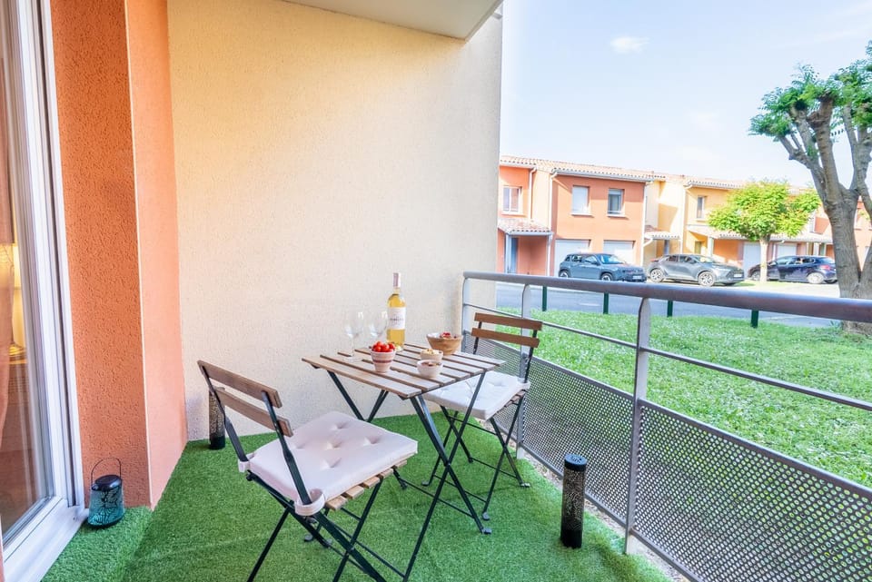 Property building, Patio, Spring, Day, Balcony/Terrace, Decorative detail, Dining area, concierge, furniture