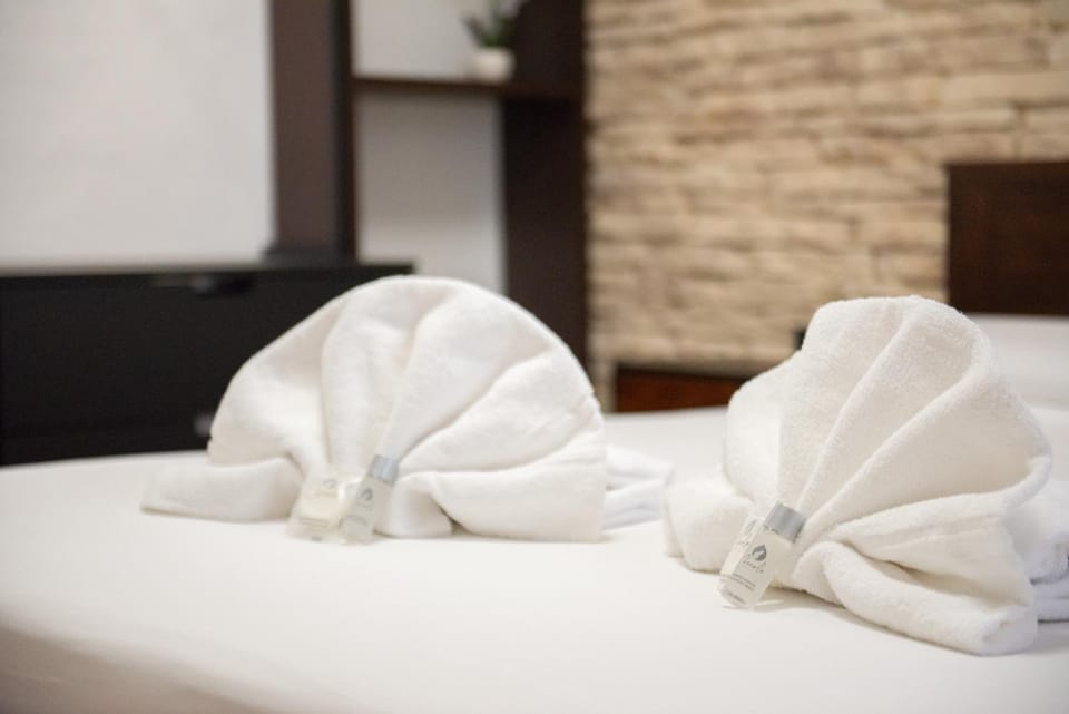 Bed, Bedroom, towels