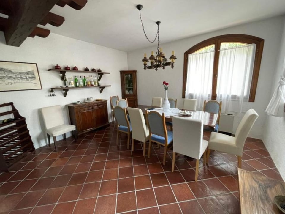 Restaurant/places to eat, Living room, Seating area, Dining area