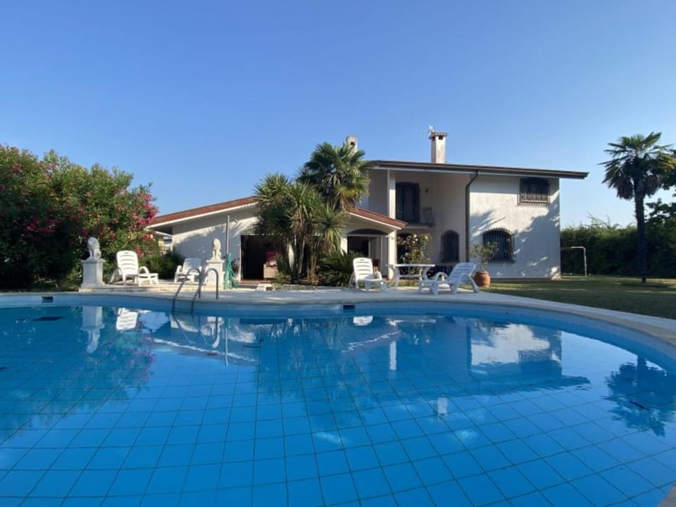 Property building, Other, Swimming pool, furniture, sunbed