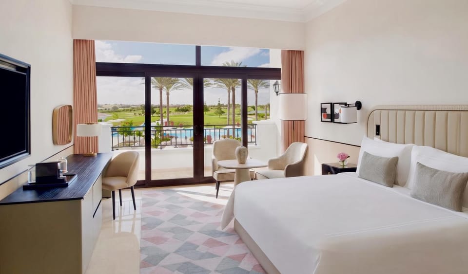 Bed, Natural landscape, TV and multimedia, Balcony/Terrace, Bedroom