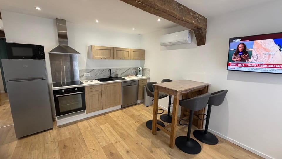 TV and multimedia, Coffee/tea facilities, Kitchen or kitchenette, Dining area, dishwasher, oven, stove, toaster