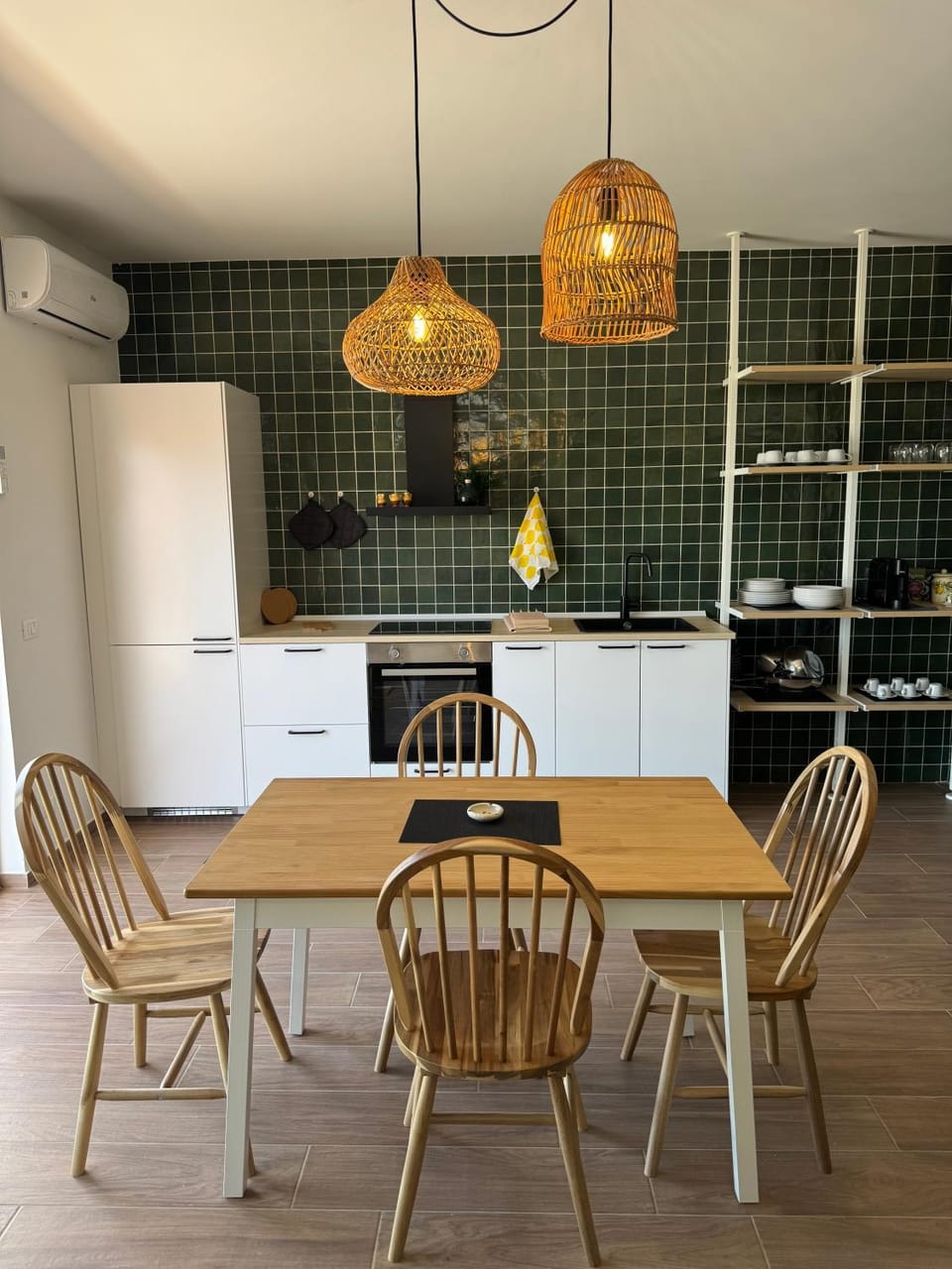 Kitchen or kitchenette, Dining area, oven, stove