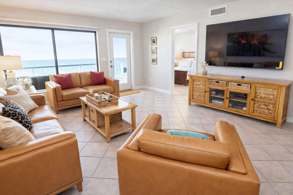 Direct Beachfront 3BR - 3 Pools & 3 Jacuzzis Apartment in South Padre Island