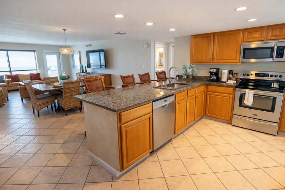 Direct Beachfront 3BR - 3 Pools & 3 Jacuzzis Apartment in South Padre Island