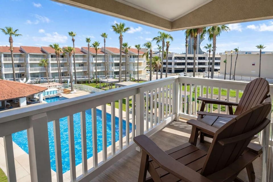 Family Condo - Pool Jacuzzi & BBQ - Walk to Beach Apartment in South Padre Island