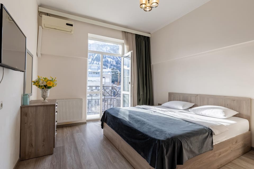 Bed, TV and multimedia, Photo of the whole room, Bedroom, towels, air conditioner