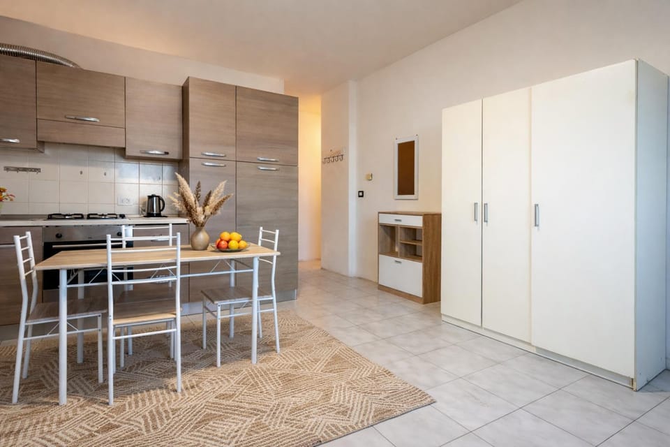 Kitchen or kitchenette, Dining area, oven, stove