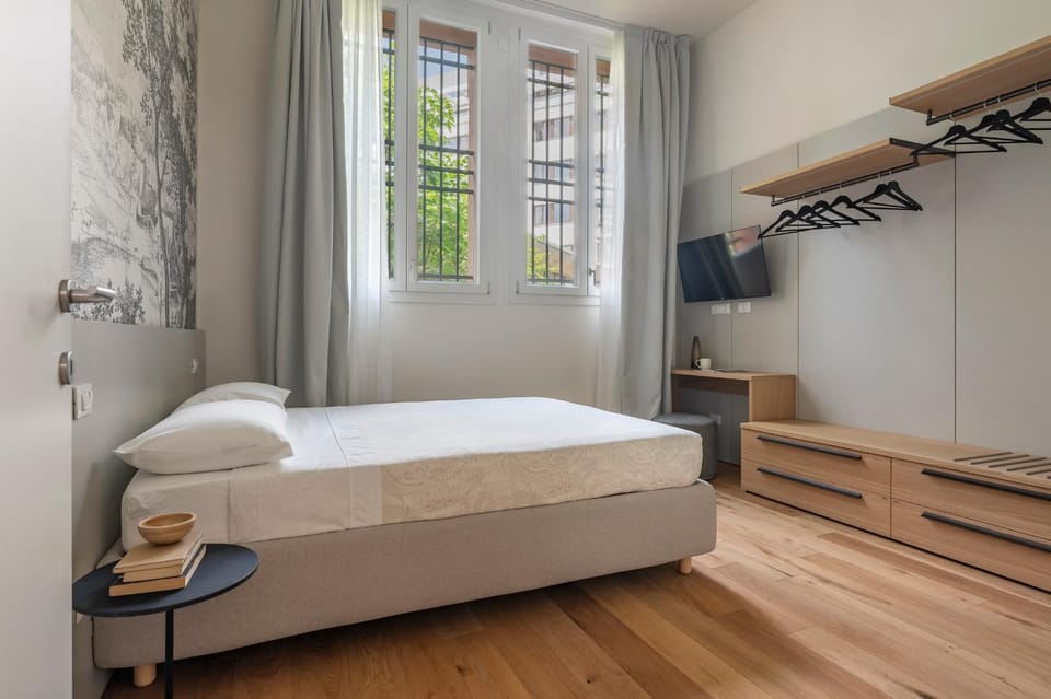 Bed, TV and multimedia, Photo of the whole room, Bedroom, towels, wardrobe