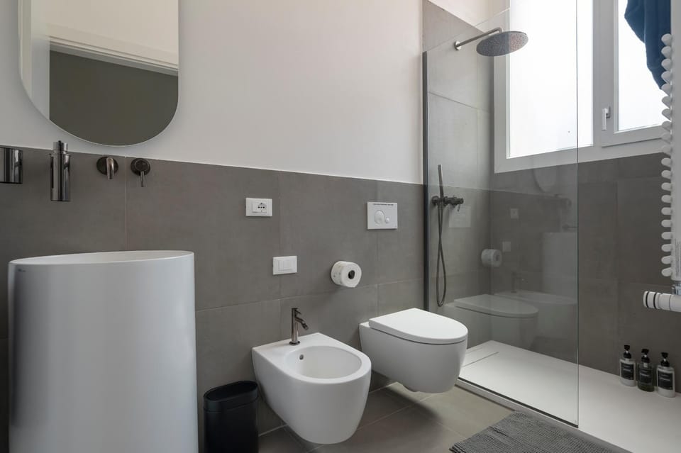 Shower, Toilet, Bathroom, bidet, towels