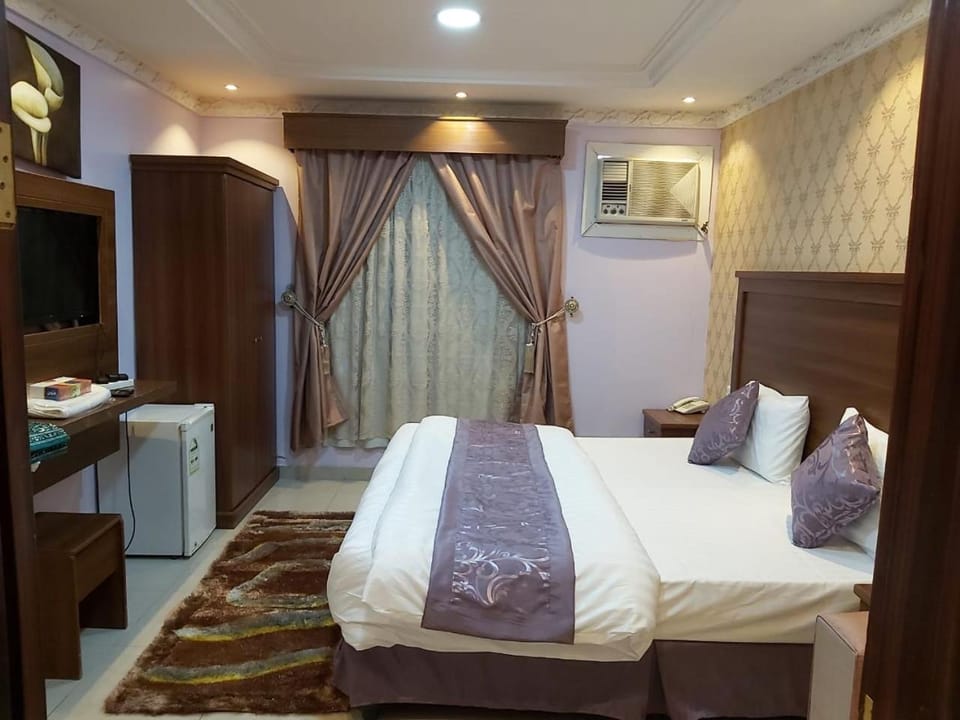 Bed, TV and multimedia, Photo of the whole room, Bedroom, towels, wardrobe, air conditioner