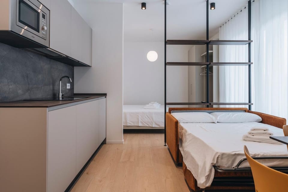 Bed, TV and multimedia, Kitchen or kitchenette, Photo of the whole room, Bedroom, towels