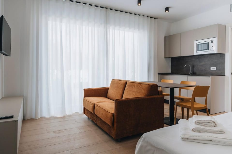 TV and multimedia, Kitchen or kitchenette, Living room, Seating area, Dining area, Evening entertainment