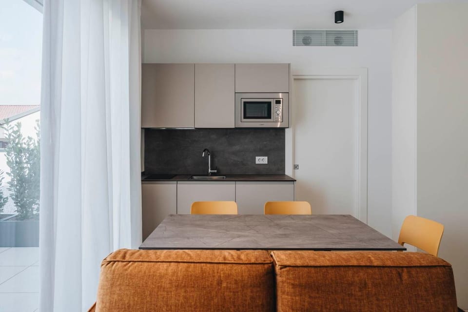 Kitchen or kitchenette, Dining area, oven, stove