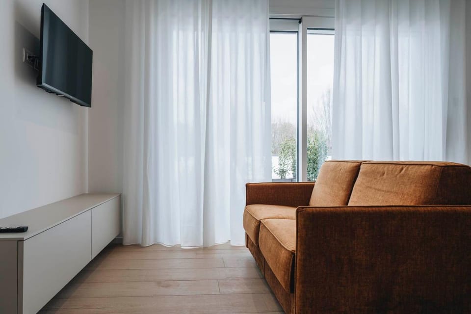 TV and multimedia, Living room, Seating area, Evening entertainment