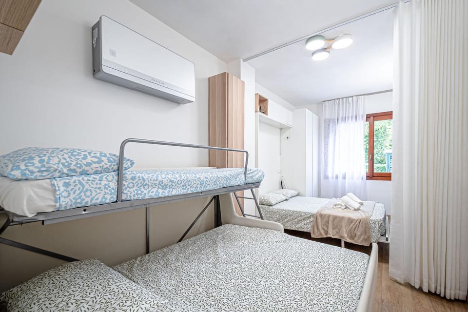 Bed, Bedroom, air conditioner