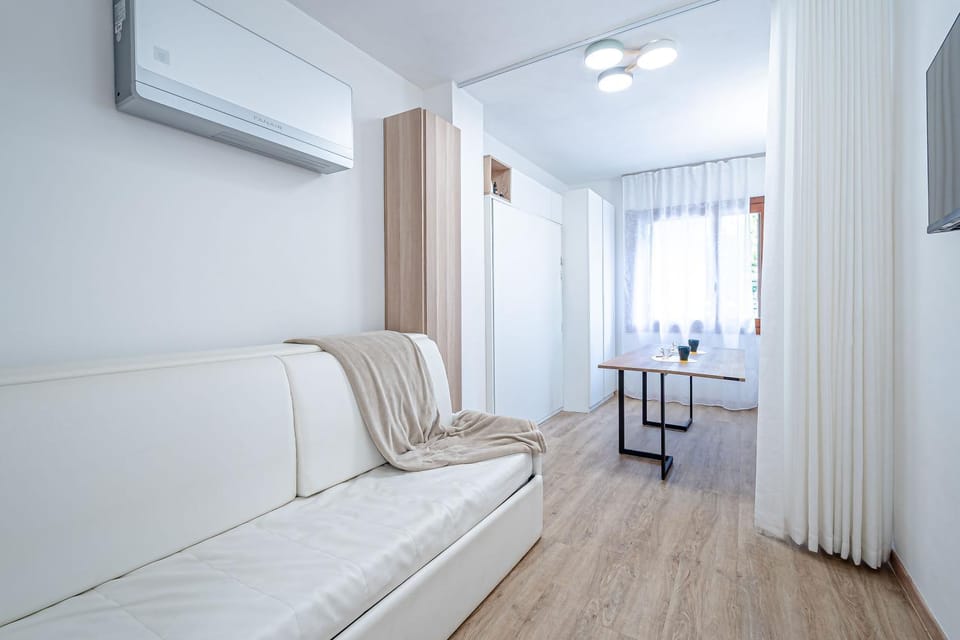 TV and multimedia, Living room, Dining area, air conditioner