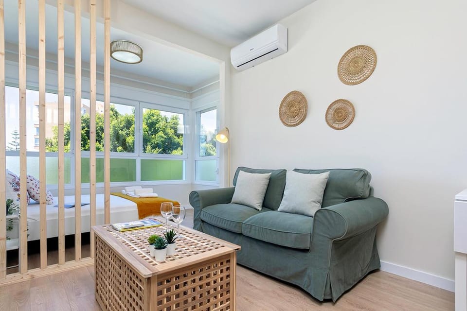 Living room, Bedroom, towels, air conditioner