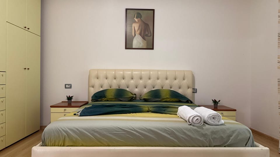 Bed, towels