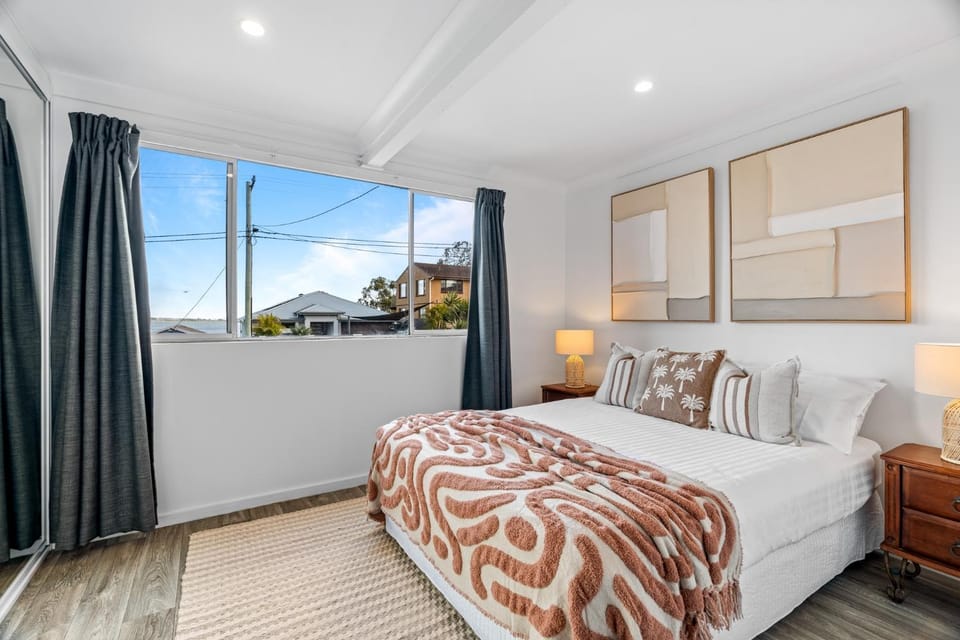Relaxed 2 Bed Coastal Stay Near the Lake House in Central Coast