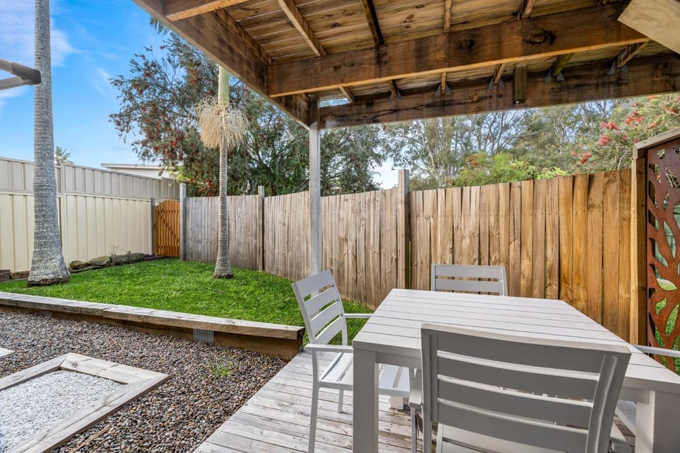 Relaxed 2 Bed Coastal Stay Near the Lake House in Central Coast