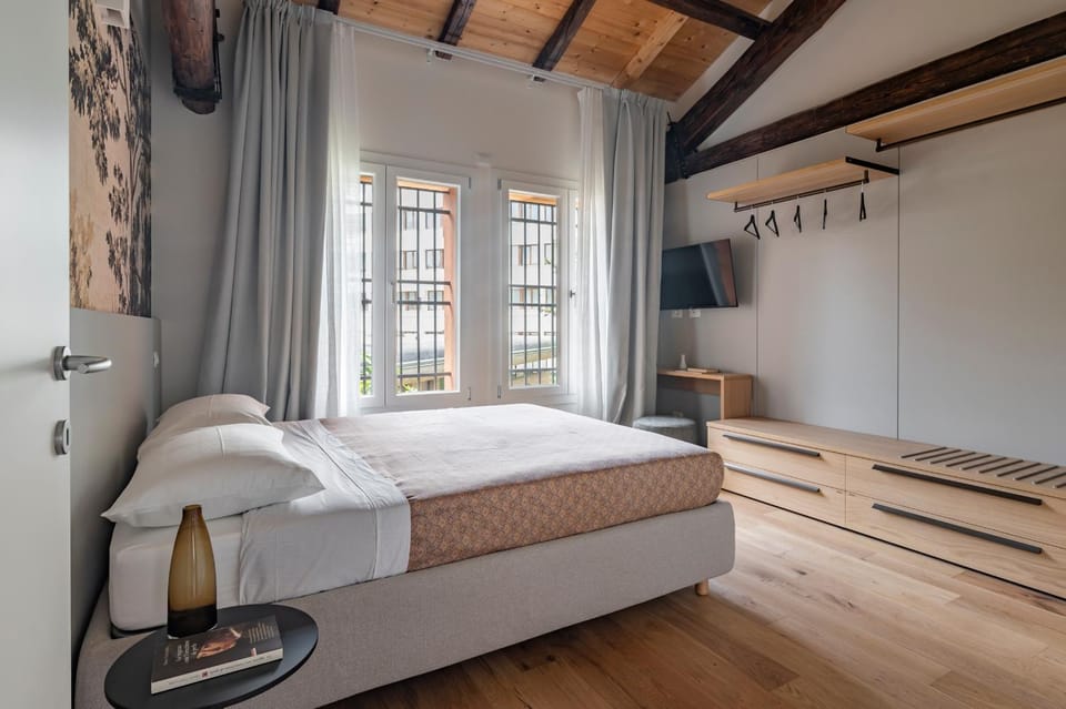 Bed, TV and multimedia, Photo of the whole room, Bedroom