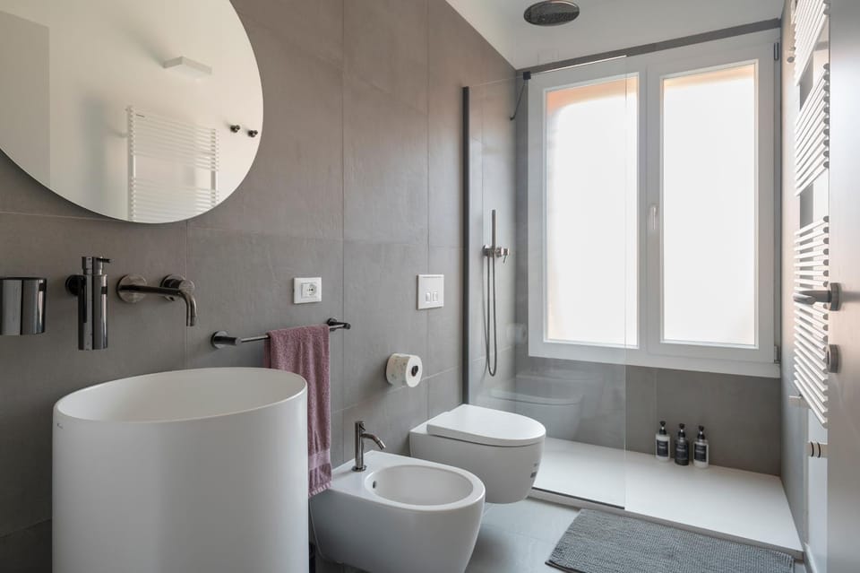 Shower, Toilet, Bathroom, bidet, towels