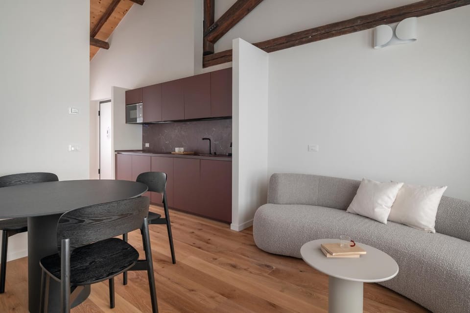 Kitchen or kitchenette, Living room, Seating area, Dining area