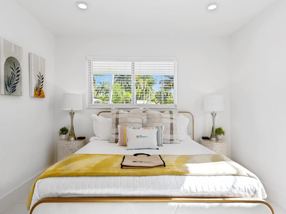 Canary House Heated Pool Retreat House in Wilton Manors
