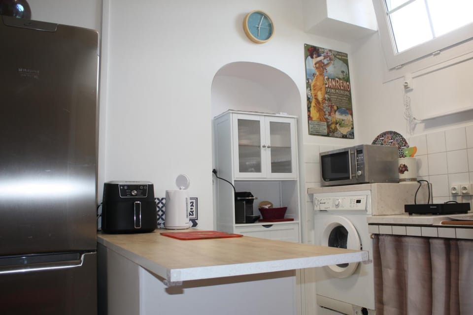 Kitchen or kitchenette, stove, toaster, washing machine
