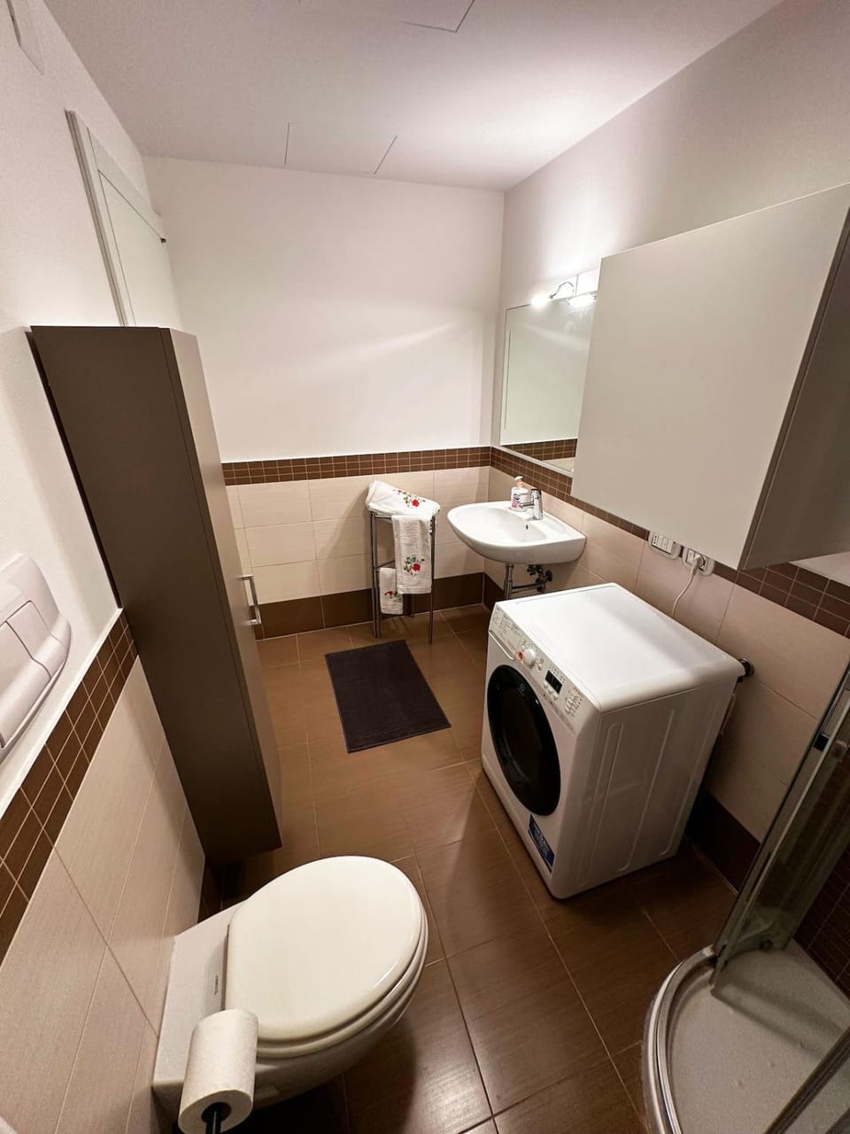 Toilet, Bathroom, bidet, towels, washing machine, dryer