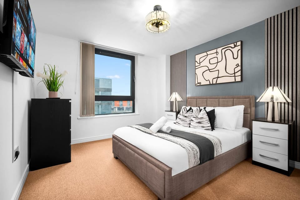 Bed, TV and multimedia, Bedroom