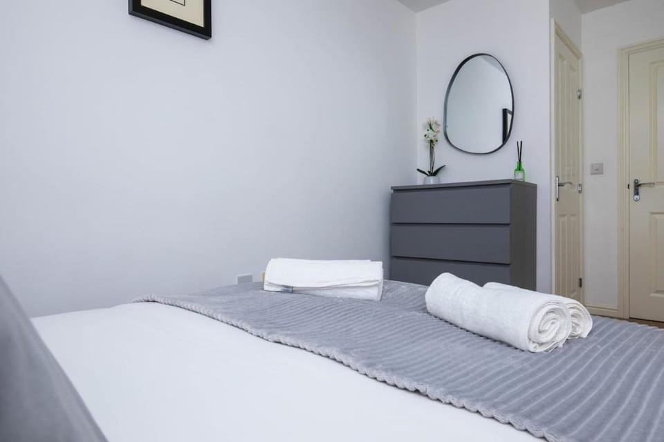 Modern 2 Bedroom Flat Near Tube with Parking Apartment in Uxbridge