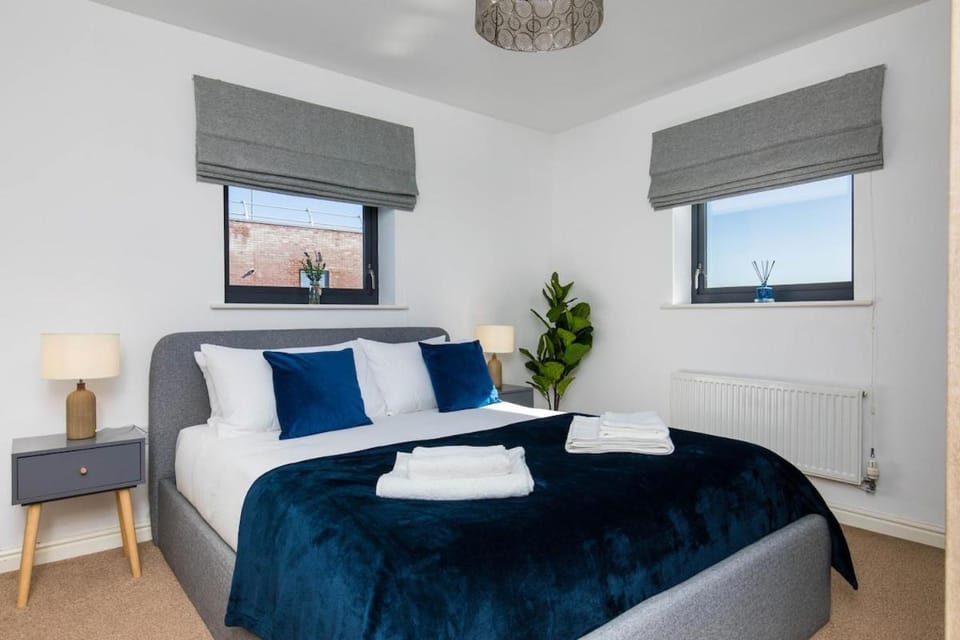 Modern 2 Bedroom Flat Near Tube with Parking Apartment in Uxbridge