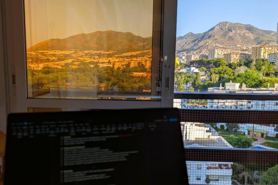 Estudio con vistas a la montaña junto a la playa Apartment in Benalmadena