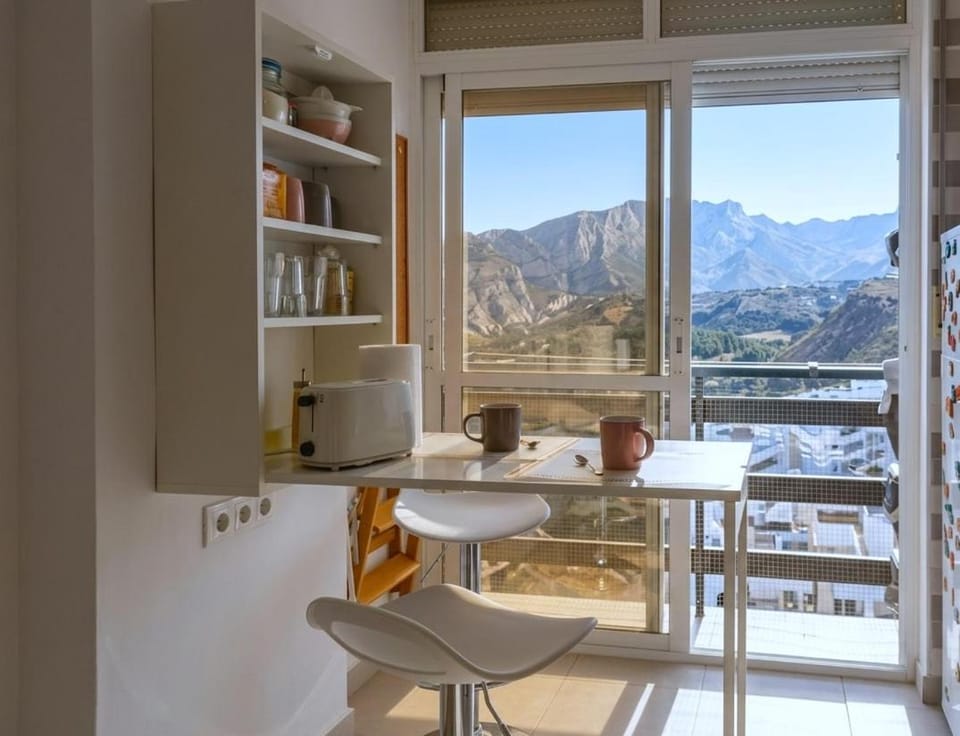 Estudio con vistas a la montaña junto a la playa Apartment in Benalmadena