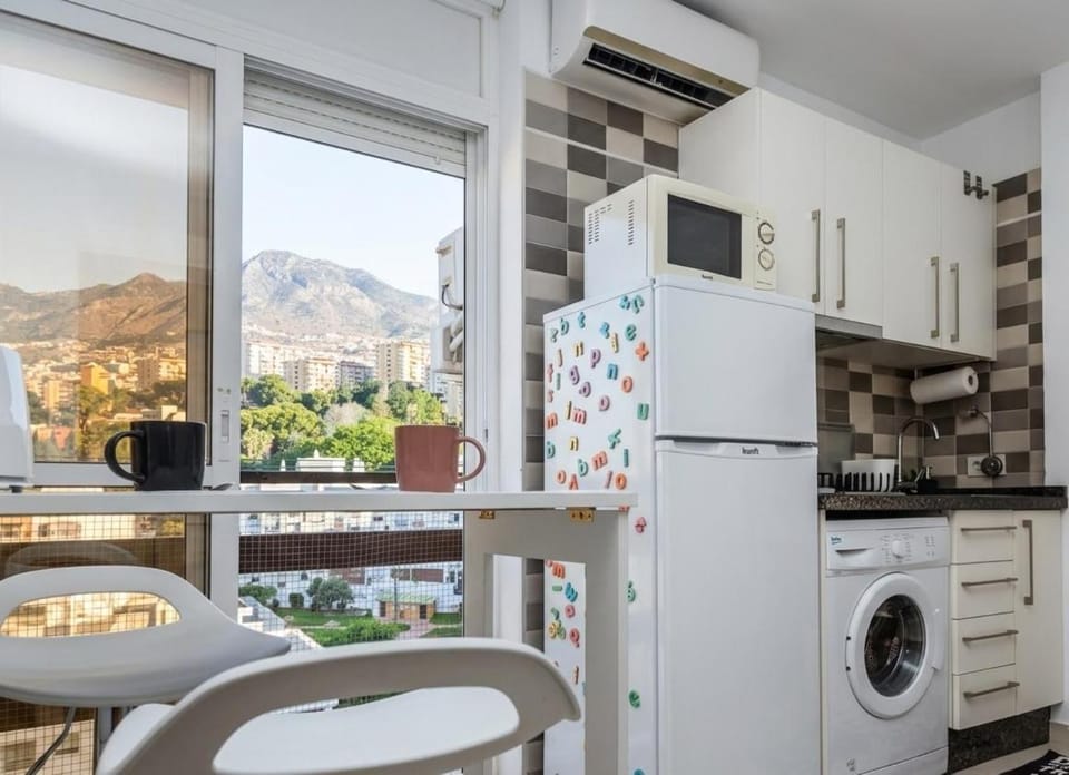 Estudio con vistas a la montaña junto a la playa Apartment in Benalmadena