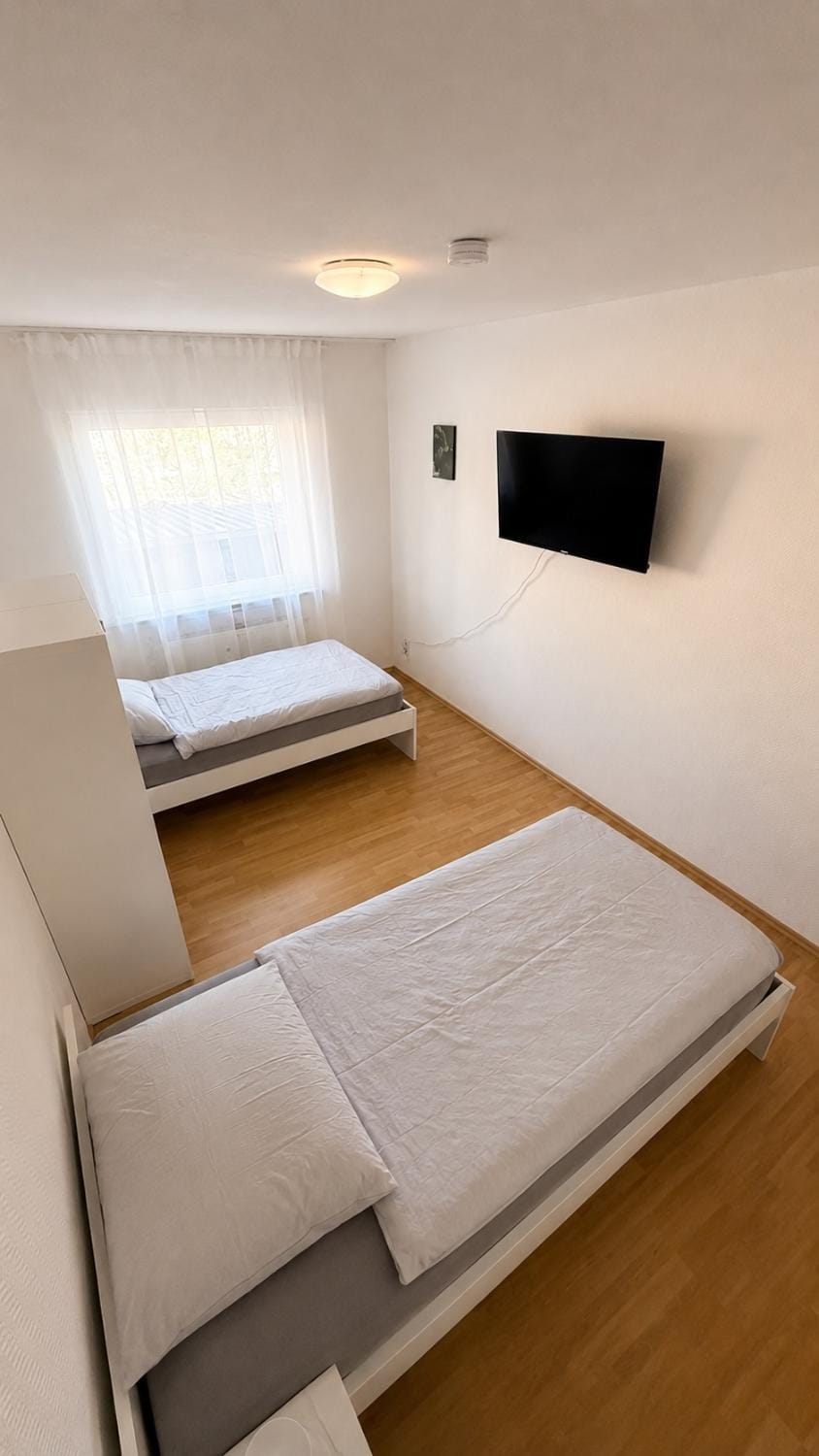 Bed, TV and multimedia, Photo of the whole room, Bedroom