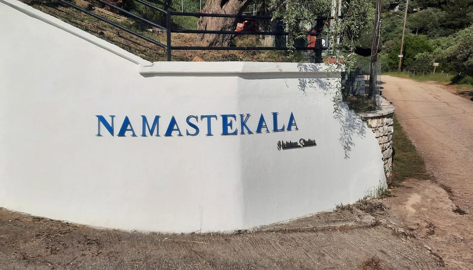 Facade/entrance, Property logo or sign, Logo/Certificate/Sign, Street view, Parking