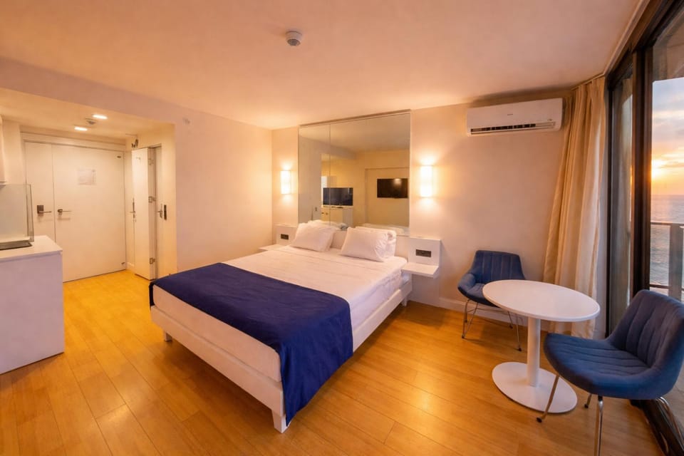 Bed, TV and multimedia, Living room, Photo of the whole room, Seating area, Bedroom, towels, air conditioner