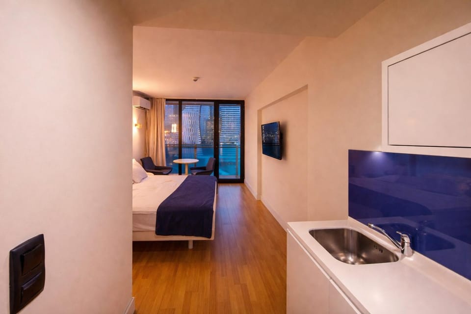 Bed, Kitchen or kitchenette, Photo of the whole room, Bedroom