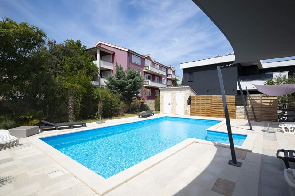 Day, Swimming pool