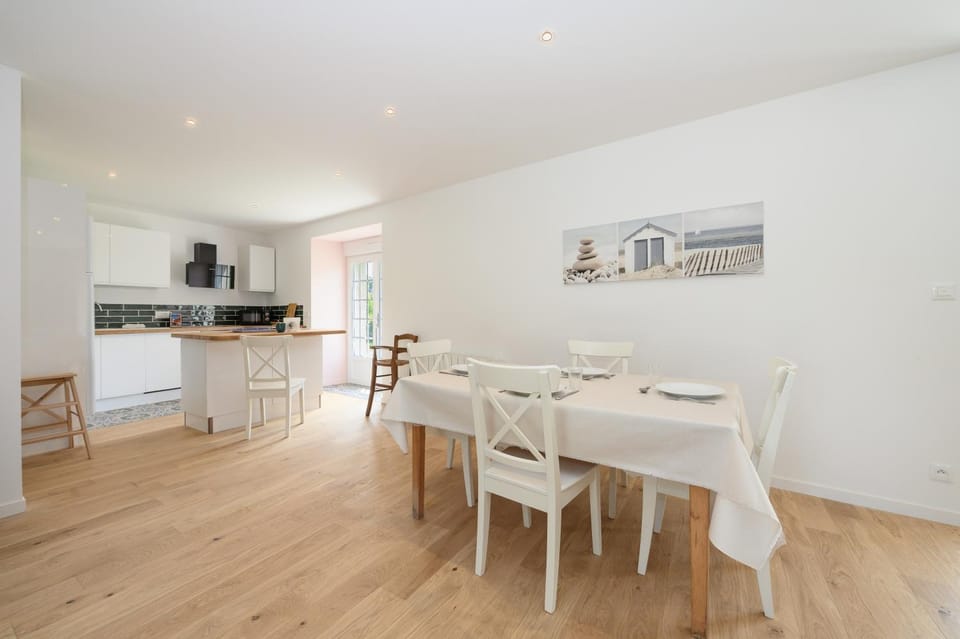 Property building, Kitchen or kitchenette, Living room