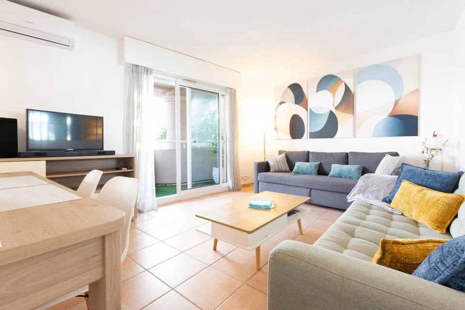 Palm Beach 3 BDR apartment with terrasse & parking close beaches House in Cannes