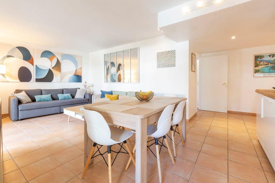 Palm Beach 3 BDR apartment with terrasse & parking close beaches House in Cannes