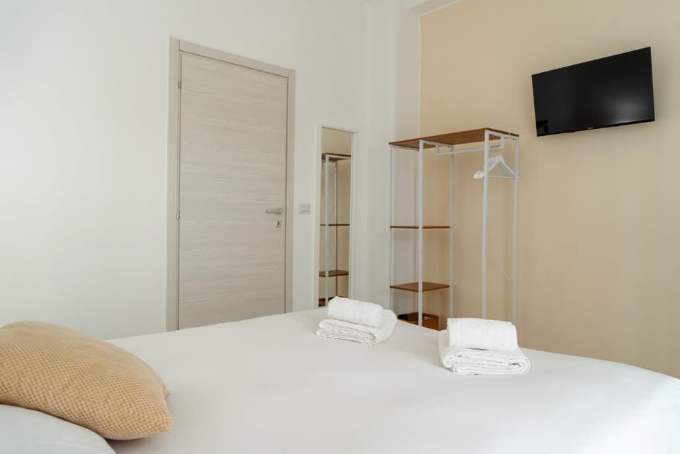 Bed, TV and multimedia, Photo of the whole room, Bedroom, towels, wardrobe