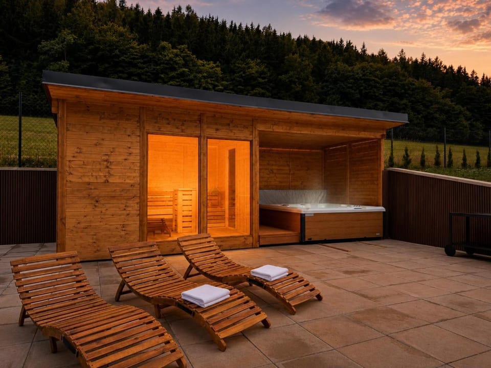 Hot Tub, Sauna