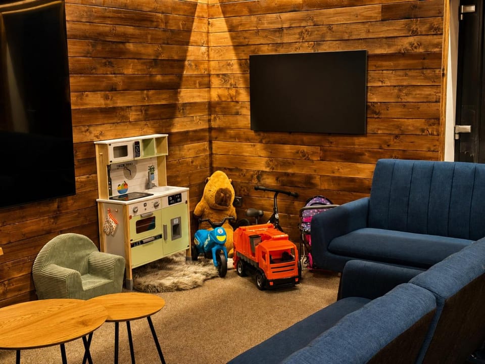 Communal lounge/ TV room, Game Room, Kids's club